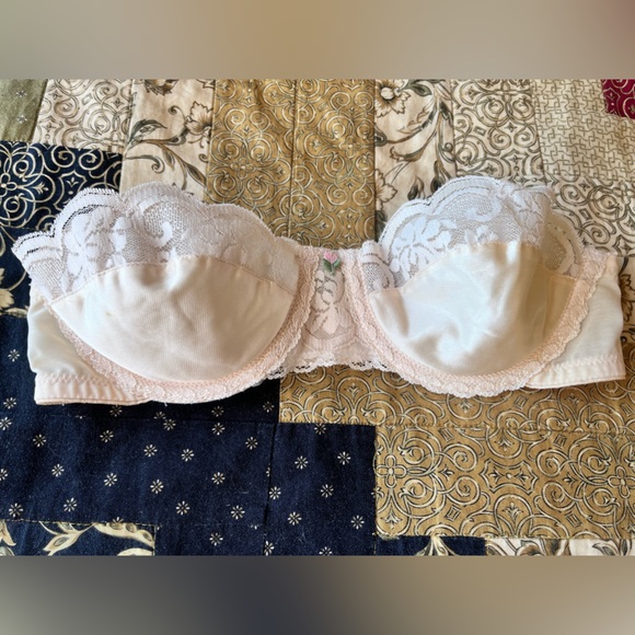 Vintage cream satin Chantilly lace trim Maidenform strapless bra •32B - Picture 11 of 11